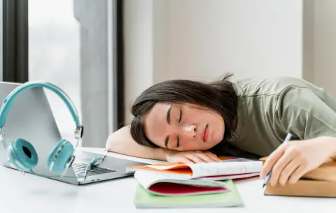 なぜ20分の昼寝は魔法のように効き、1時間の昼寝はあなたを「廃人」にするのか？