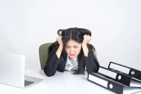 ストレスの「爆発」を防ぐために。無意識に抱え込む人の日常的な行動サイン