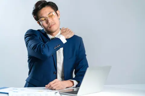 パソコン作業による「肩の詰まり」を解消。デスクでできる復健ポーズ