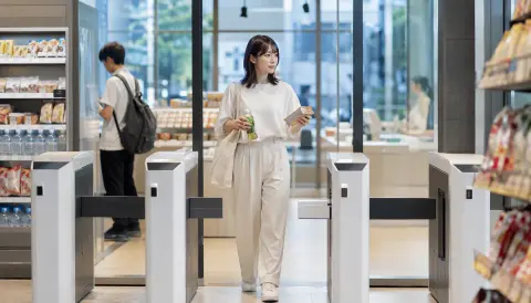 駅ナカやコンビニで進むレジレス化、便利な買い物の裏で変わる店員の仕事